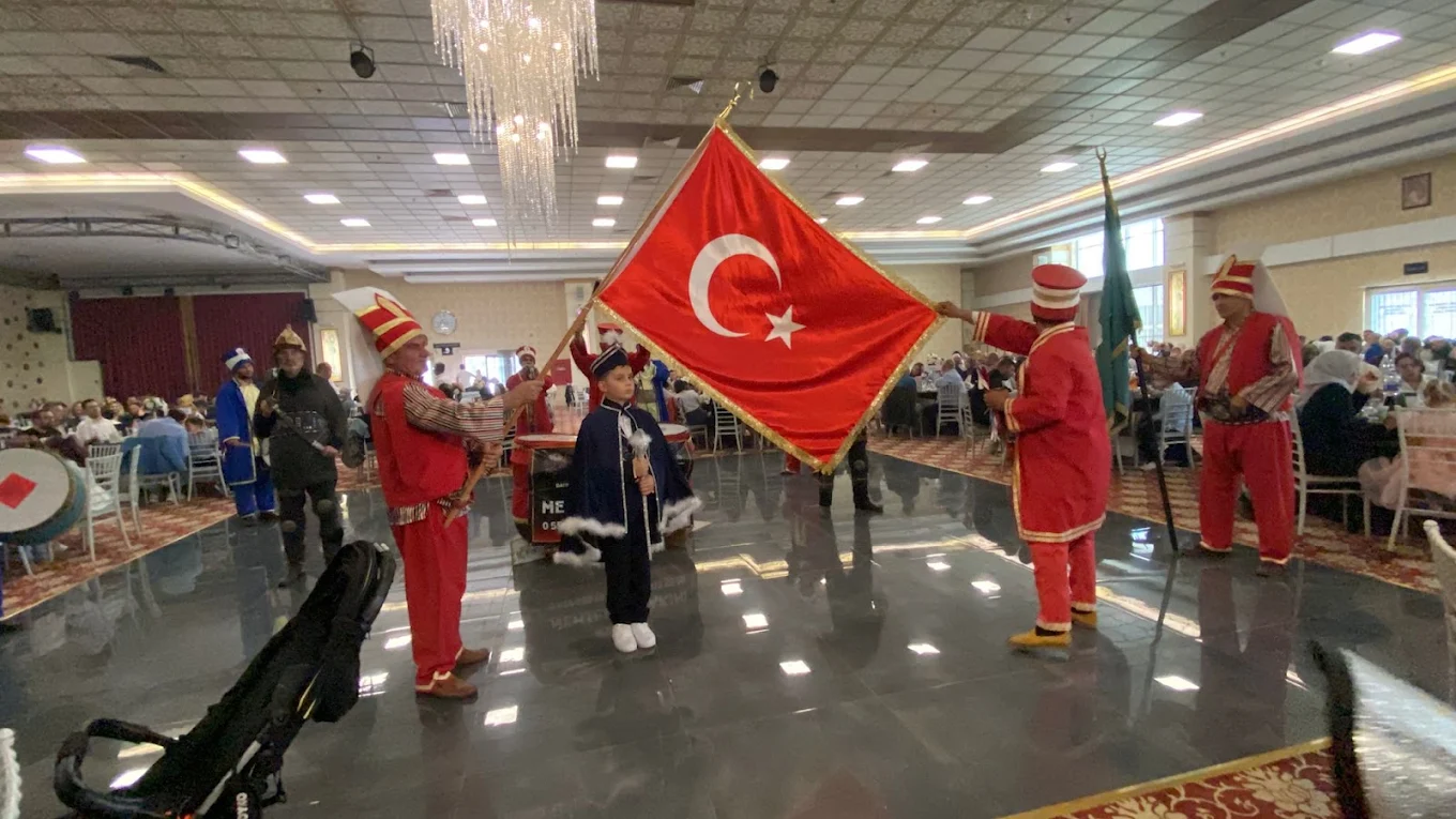 Düğün salonunda Türk bayrağıyla gösteri sunan mehteran ekibi